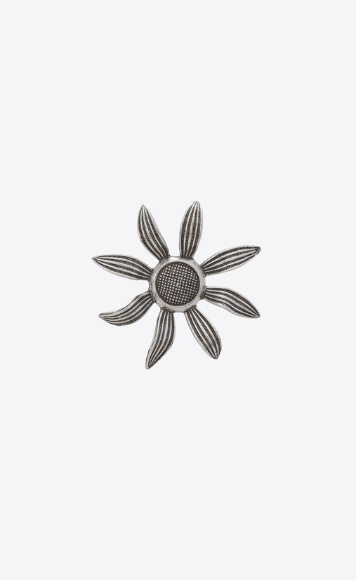 Flower brooch in metal
